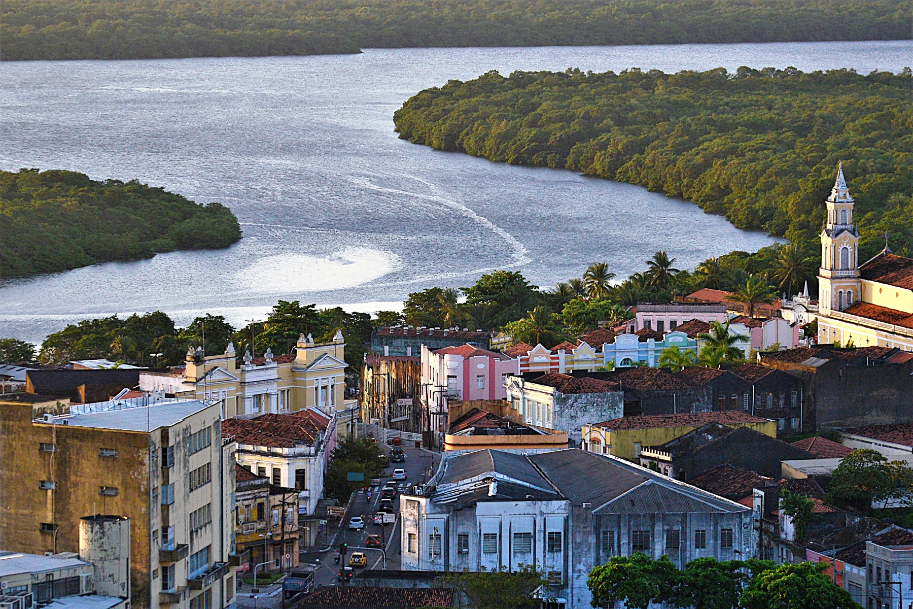 Vista do Centro Histórico de João Pessoa e do estuário do rio Paraíba