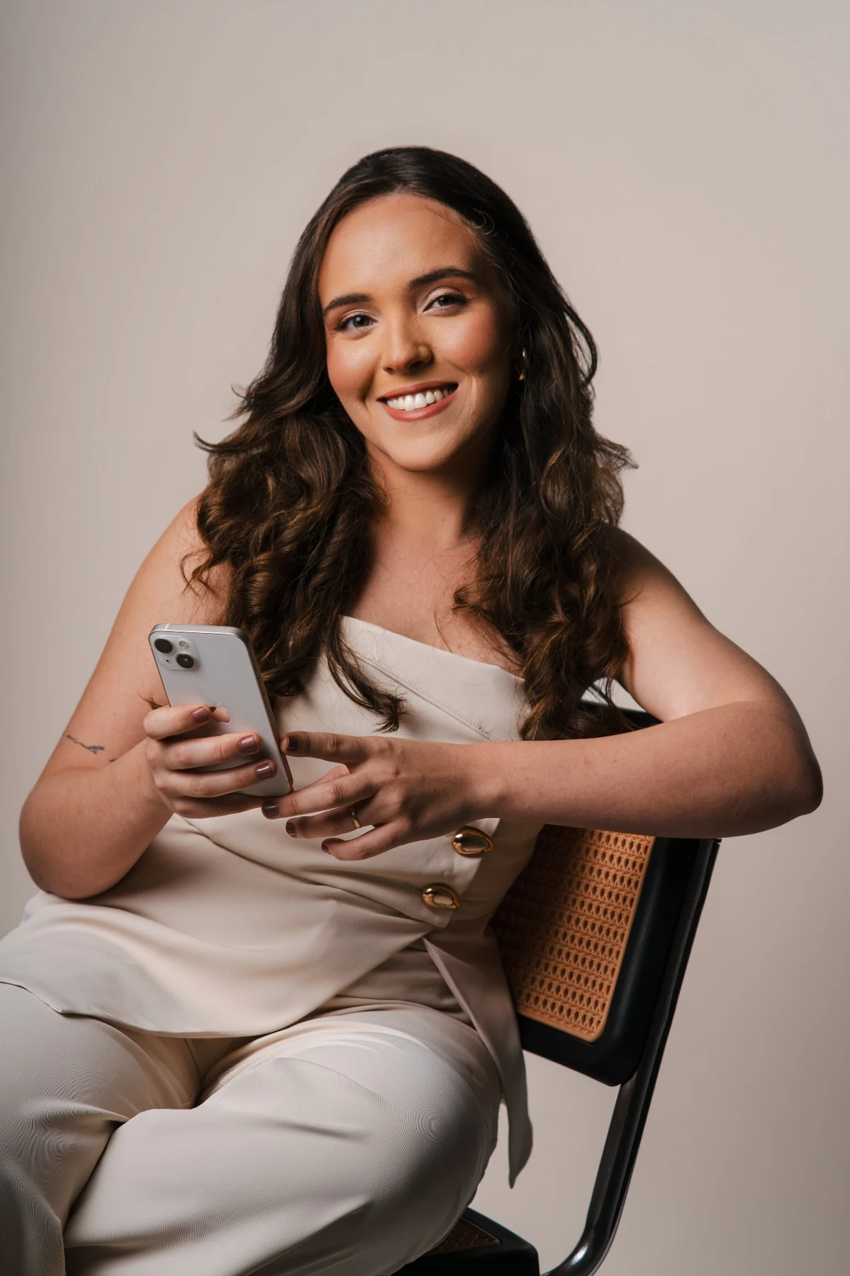 Emanoela em atendimento, usando o celular para orientar uma cliente